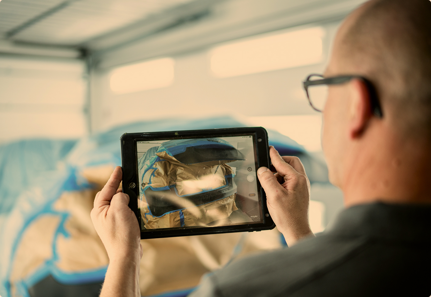 Tekniker dokumenterar bilskador och reparationer digitalt hos Carbucks