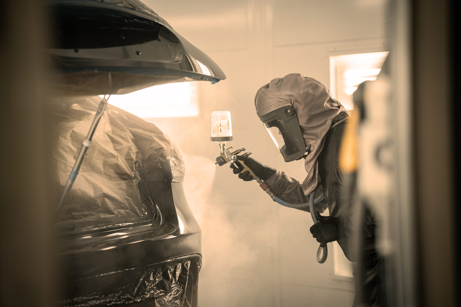 Lakering af bil med sprøjtepistol under kontrollerede forhold