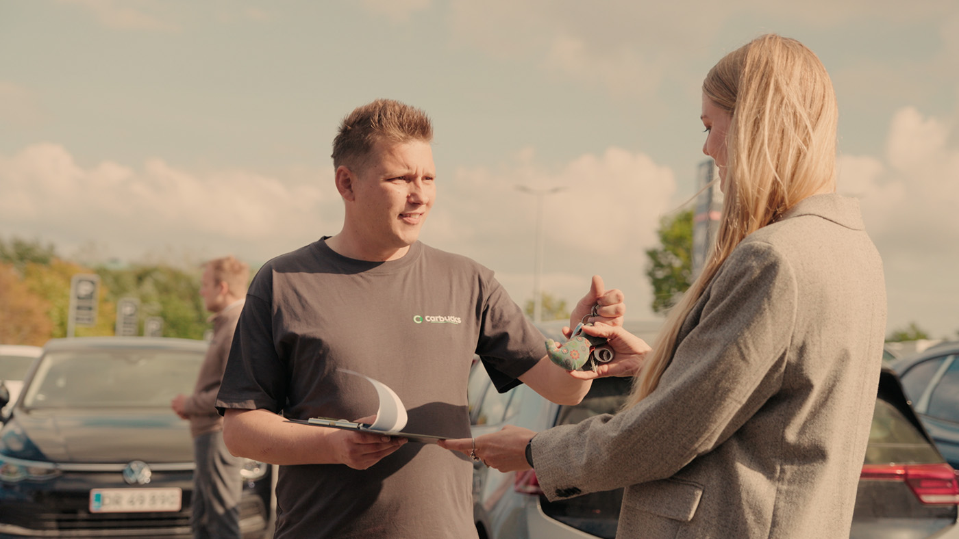 Aflevering af bil til kunde efter færdig reparation hos Carbucks