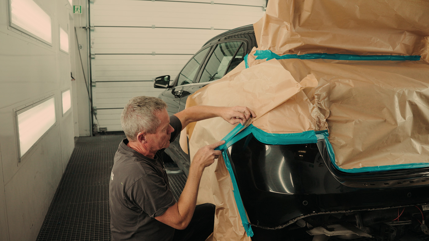 Carbucks-tekniker avslöjar bilens stötfångare före lackreparation