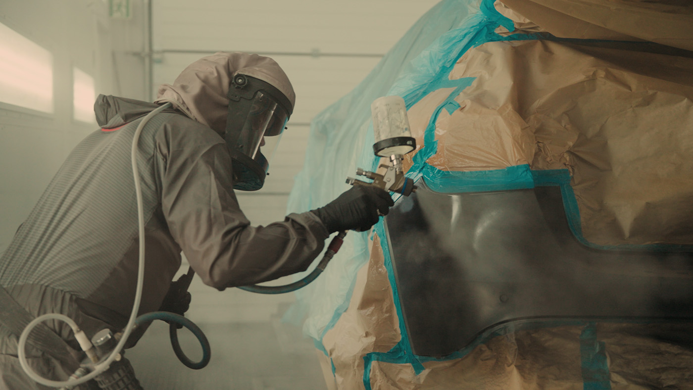 Lakering af bil med sprøjtepistol i værkstedsboks hos Carbucks