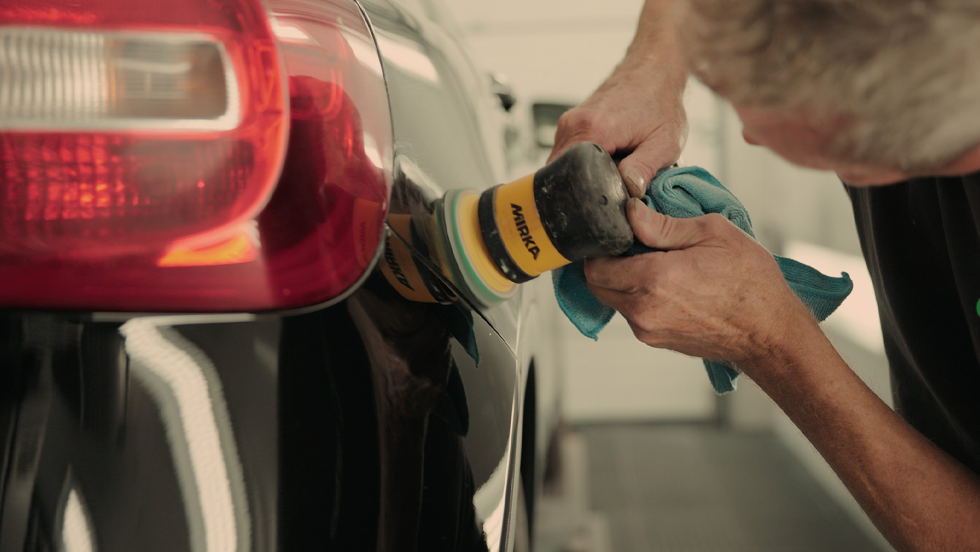 Polering af bilens lak efter reparation udført af tekniker hos Carbucks