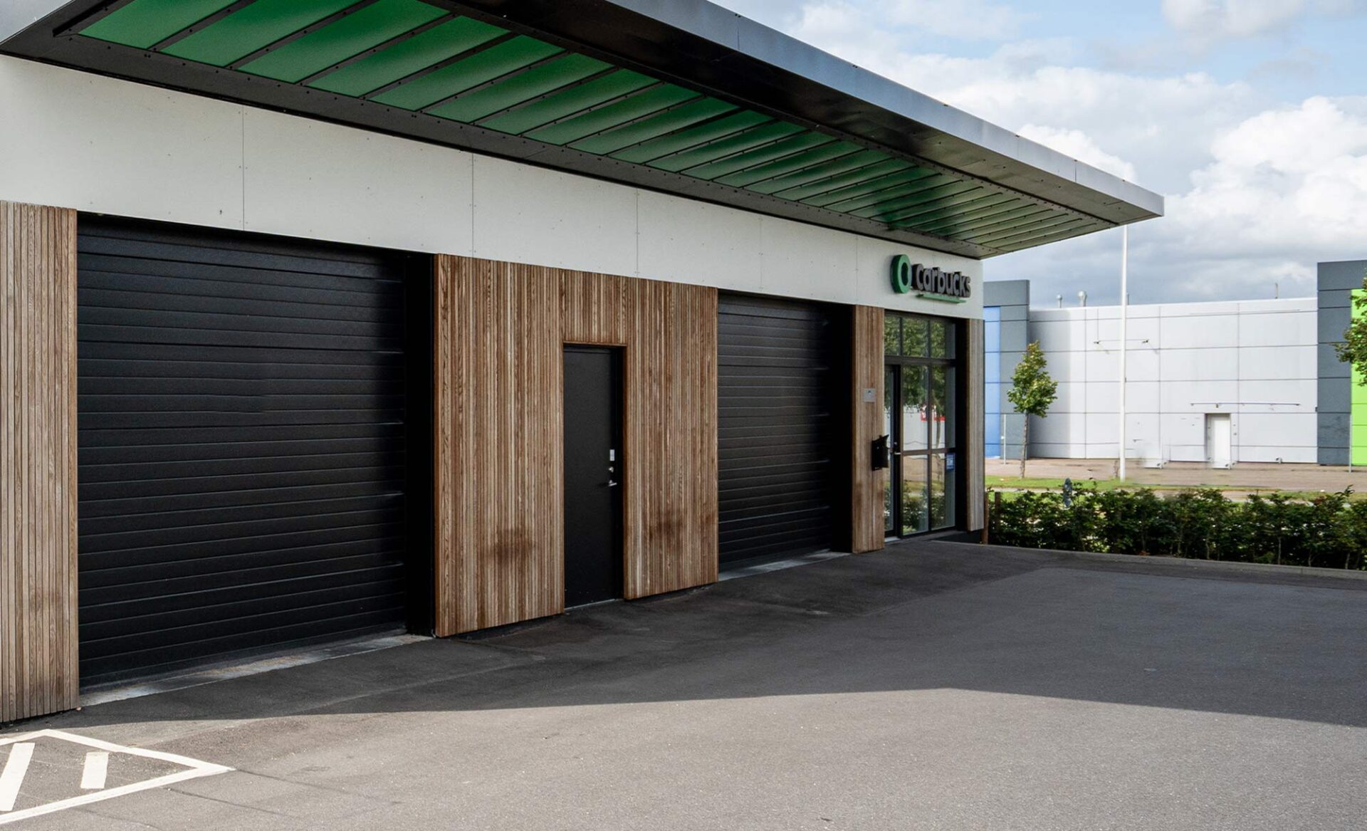 Carbucks værksted med facade og indgang til bilreparation