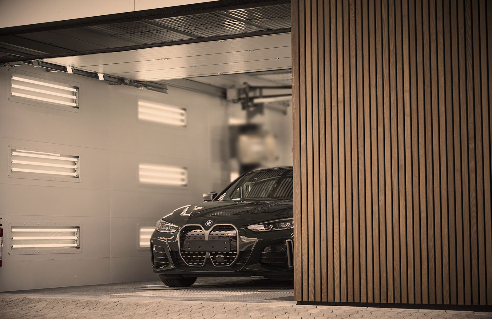 Bil i modern verkstadsbod på Carbucks redo för reparation