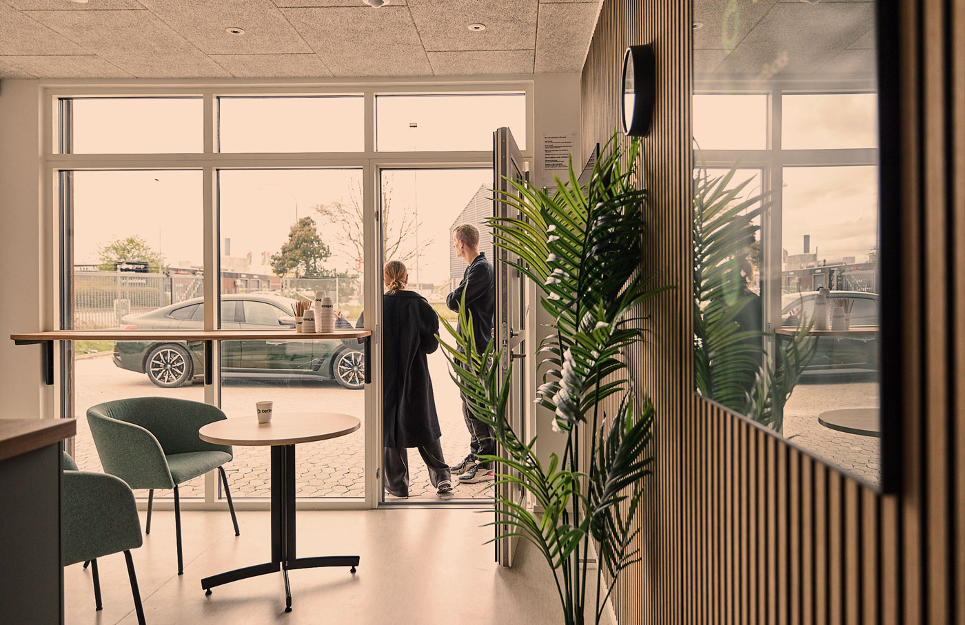 Kunde modtages hos Carbucks og kan vente i lounge med kaffe under reparation