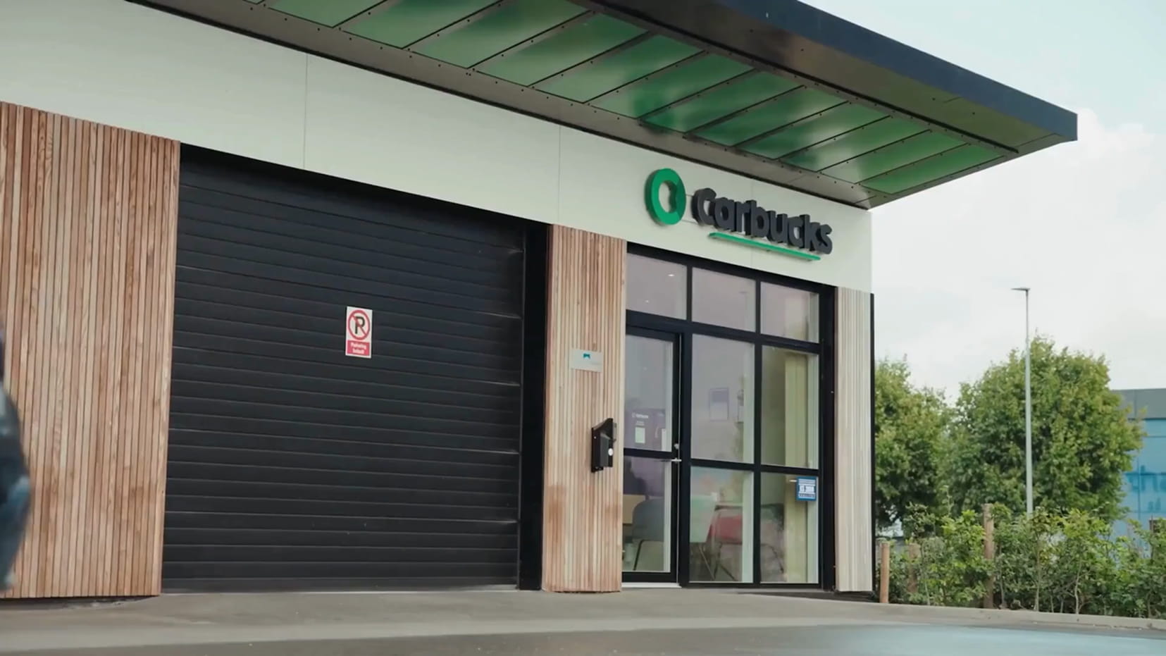 Carbucks værksted med facade og indgang til bilreparation